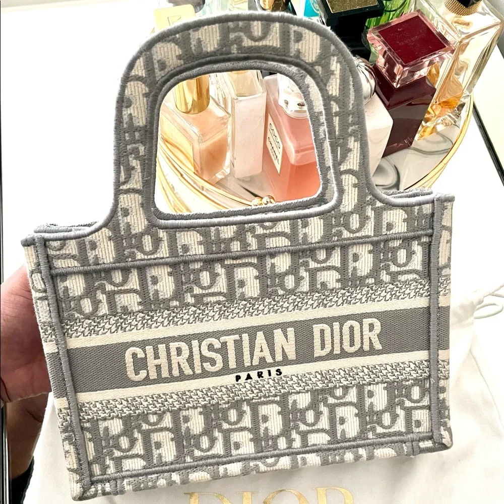 MINI DIOR BOOK TOTE
Gray Dior Oblique Embroidery (24 x 22.5 x 8 cm) - Picture 1 of 7
